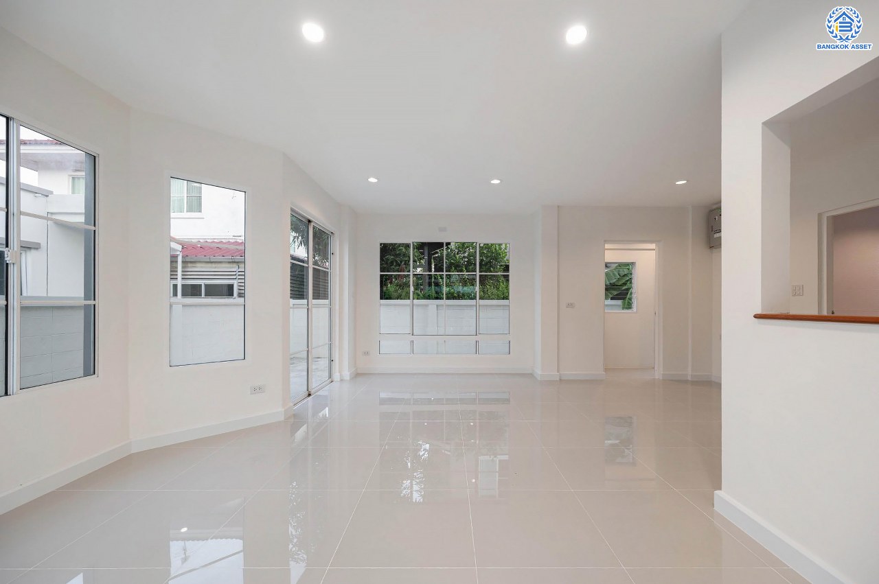 บ้านมือสองตกแต่งใหม่ โครงการ ชลลดา วัดลาดปลาดุก คุณภาพระดับ L&H บนเนื้อที่ 52.5 ตร.ว. พร้อมฟังก์ชัน 3 ห้องนอน 2 ห้องน้ำ จอดรถได้ 1 คัน บนทำเลศักยภาพ เพียง 15 นาทีถึงเซ็นทรัลเวสท์เกต ใกล้รถไฟฟ้าสายสีม่วง "สถานีคลองบางไผ่"